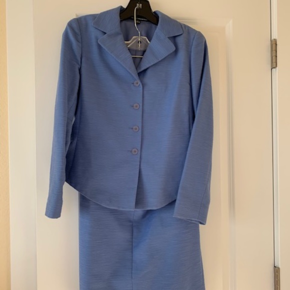 Wonen's suit - Picture 1 of 4